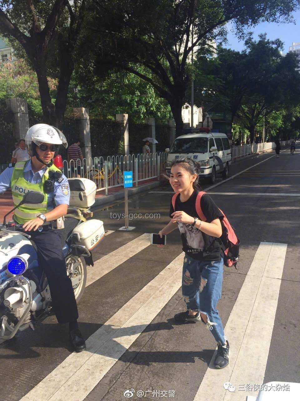 小伙第一个冲出考场与交警赠送小熊的对比分析